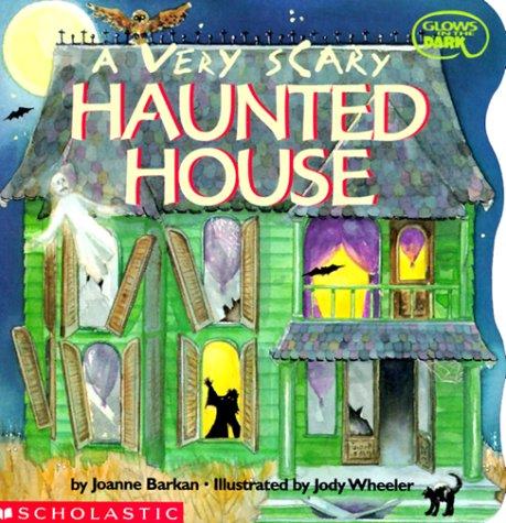 A Very Scary Haunted House (Glows in the Dark) cover